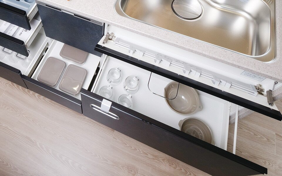 引き出し式のキッチンキャビネット