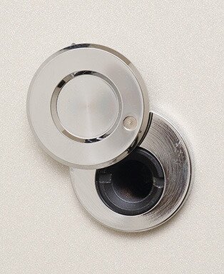 来訪者を安全に確認できる
裏ぶた付ドアアイ・対震ドアガード