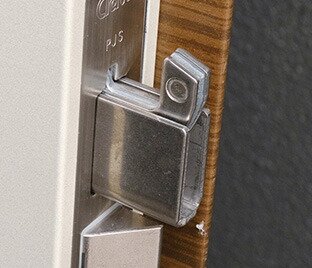 暴力的なドア破壊に対応
鎌式デッドボルト