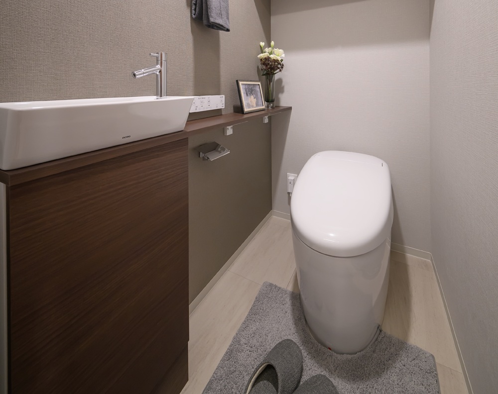 シャワートイレ一体型タンクレストイレ