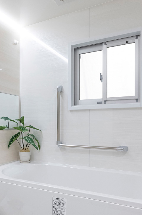 明るい窓付きのバスルーム。