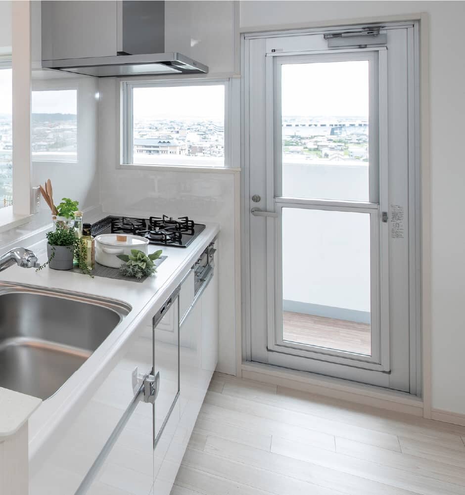 勝手口付きキッチンで効率的な動線を実現。