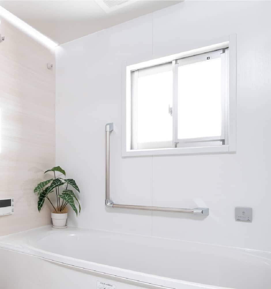 自然換気がスムーズにできる窓付きのバスルーム。