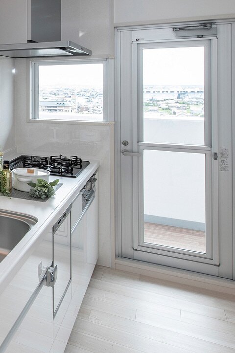 勝手口付きの効率的なキッチン。