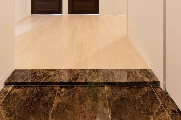 大理石調タイル貼(玄関床・上り框)