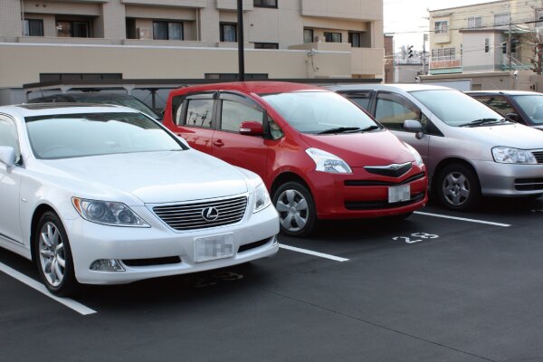 敷地内に平置きの屋外駐車場