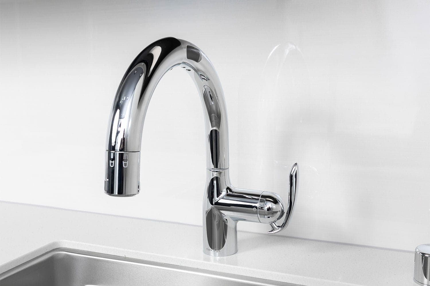 手をかざすだけで吐水･止水ができる
「浄水機能付きハンドシャワー水栓」