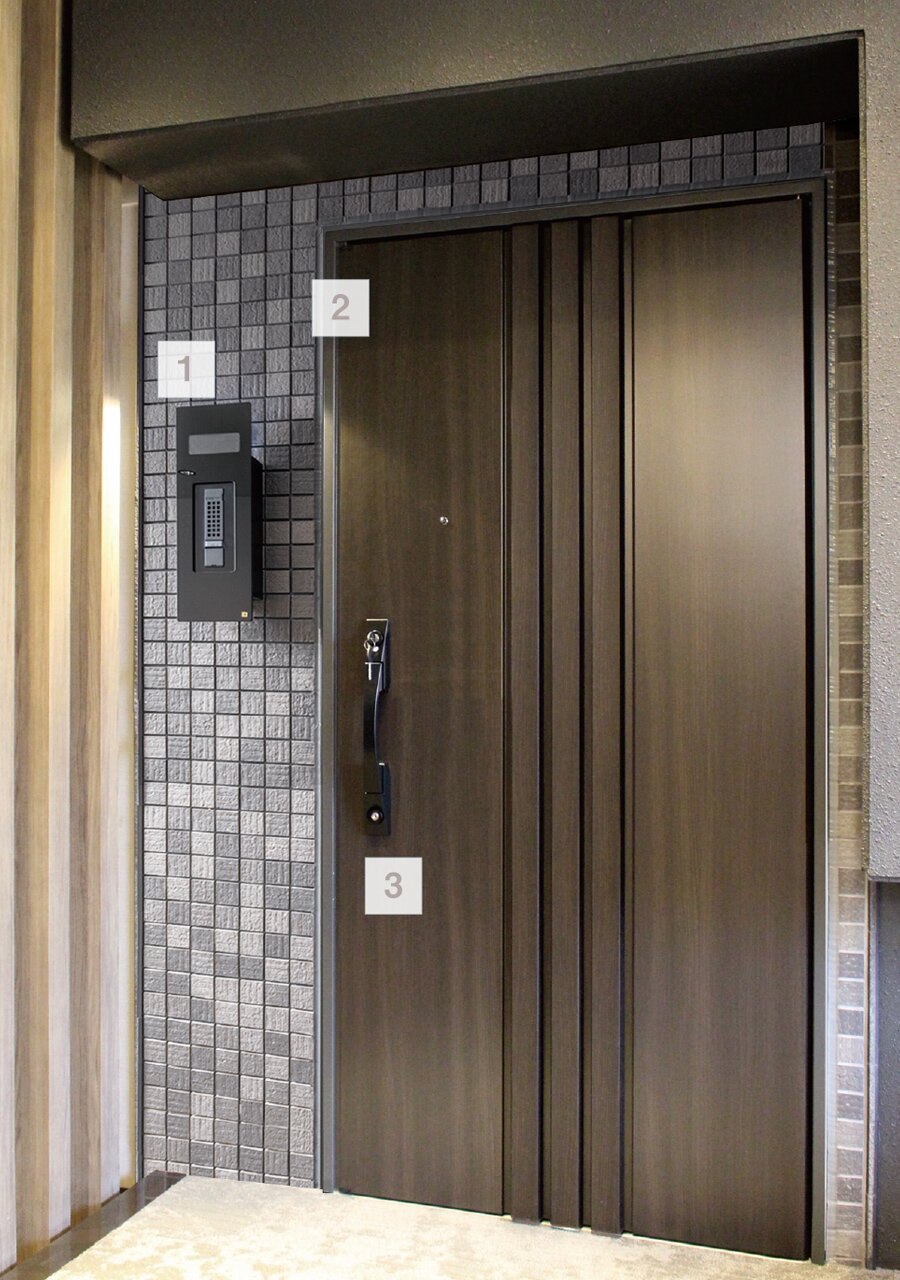 [1]タイル張り玄関（入り口正面部）[2]重厚感溢れる玄関ドア [3]プッシュプルドアハンドル