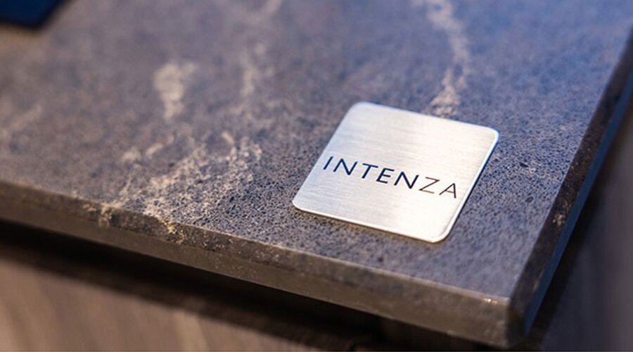 「INTENZA」社製 キッチン（食器棚実装）