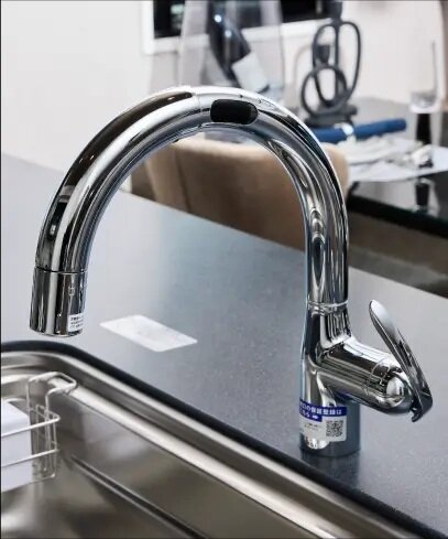 ストレスフリーな操作性、
タッチレス蛇口一体型浄水器