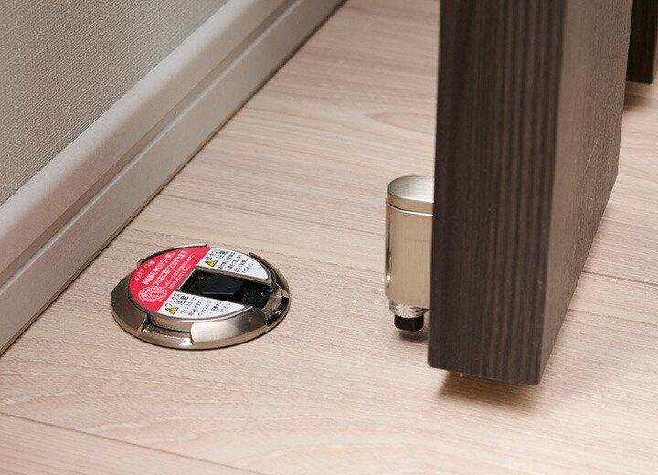 ワンプッシュ式ドアキャッチャー