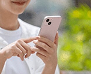 外出先からスマートホンで遠隔操作が可能なインターホン。