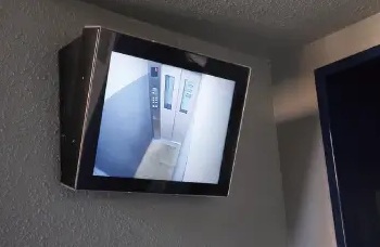 エレベーター内監視モニター