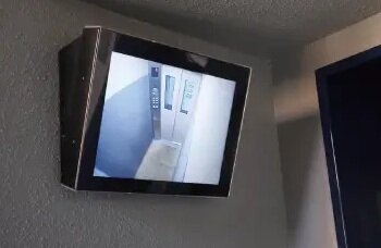 エレベーター内監視モニター