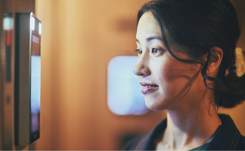 エントランスは顔認証で開錠可能
