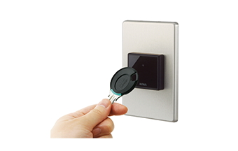 かざすだけで解錠する
ノンタッチキー