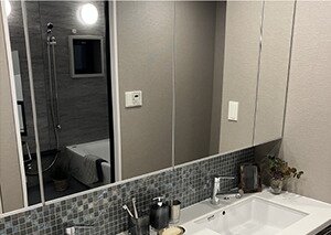 2人同時に使える4面鏡
（4面分収納+曇り止めヒーター付）