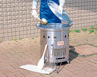 一度に100杯までの汁物調理が可能な災害時用炊き出し器「まかないくん」