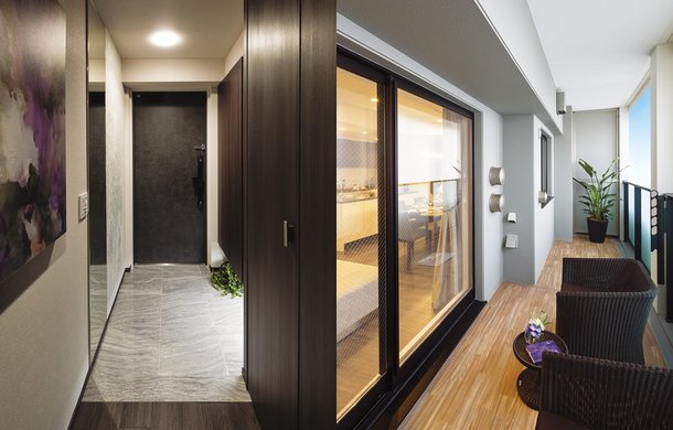 ENTRANCE / BALCONY