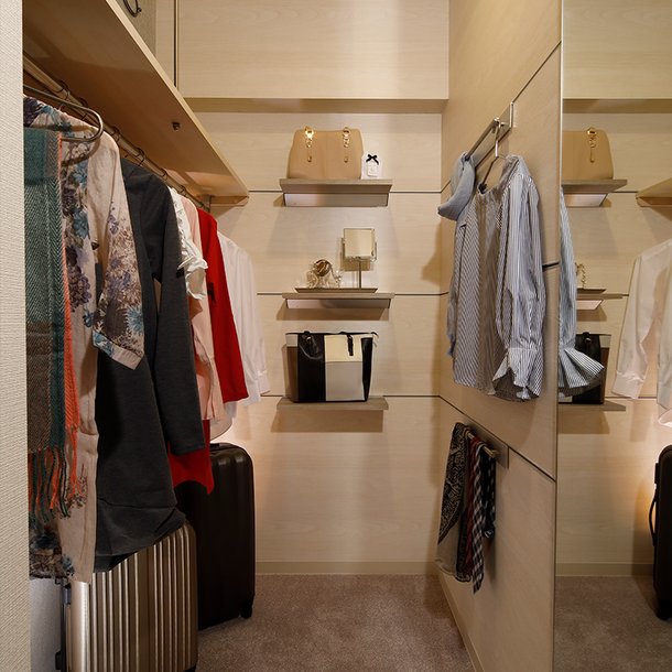 WALK-IN CLOSET