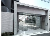 安全性と防犯性を高める
電動シャッターゲート(専用リモコン付)