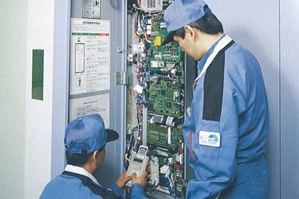 エレベーターは 24時間の遠隔監視・保守管理
