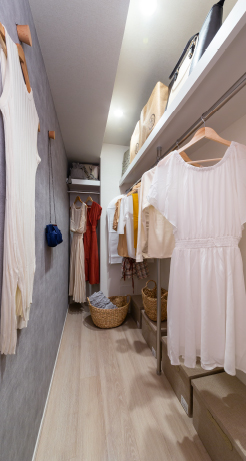 【ウォークインクローゼット】
洋服のほか、スーツケースも置ける