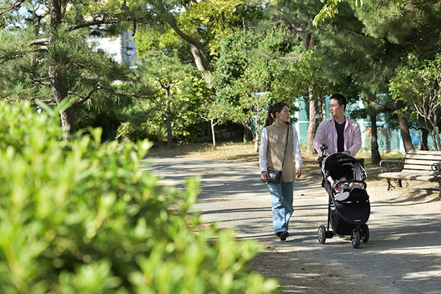 休日には、緑あふれる公園で散歩を楽しむK様ご家族。