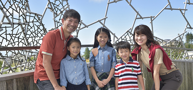 神戸市灘区S様ファミリー ご夫婦と小学生の娘さん2人と4歳の息子さん、自然と人情あふれる神戸市灘区で暮らす、にぎやかな5人家族。