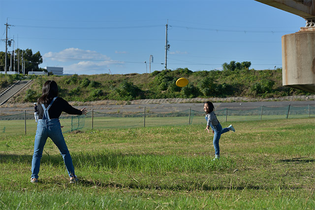 フリスビーやボール遊びなどが楽しめる淀川河川公園。
