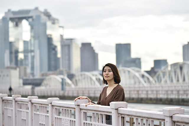 通勤のしやすさを考えて始めたという都会での暮らしを満喫中。