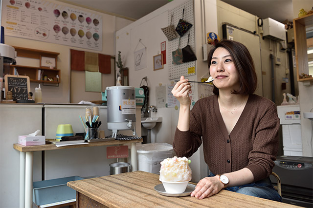 休日はお気に入りのお店へ。常連客と仲良くなることもあるそう。