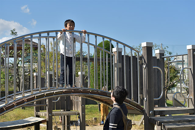 遊具があってのびのびと過ごせる公園は、T様ファミリーの御用達。