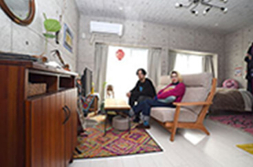 モダンなコンクリに映えるカラフルヴィンテージROOM