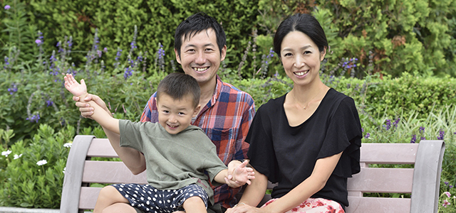神戸市東灘区I様ファミリー 都会でありながら、暮らしの中で自然を満喫できる神戸市東灘区。ご夫婦ともうすぐ4歳になる男の子の家族3人暮らし。