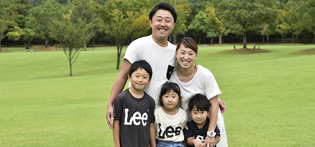 川西市C様ファミリー ご夫婦と、8歳、6歳、4歳の3人のお子様、元気いっぱいの仲良し5人家族。
