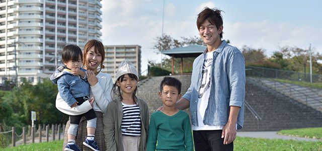 摂津市M様ファミリー ご夫婦と小学4年生、2年生、2歳の3人の育ち盛りのお子様たちの5人家族。日々変化を遂げる摂津市に暮らす。