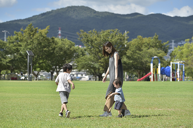 幅広い年齢層が利用する公園もすぐそばに。