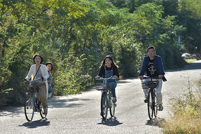 晴れた日には淀川沿いでサイクリングを楽しむK様ファミリー。