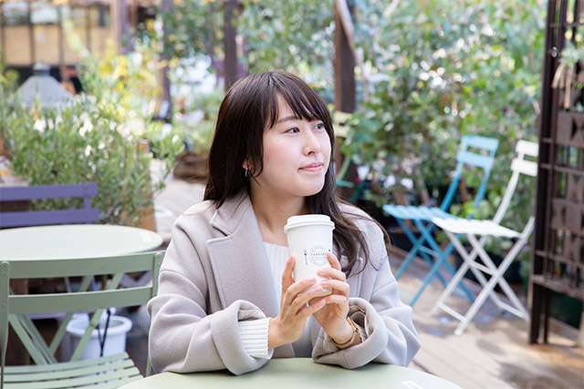 実家の愛犬とお気に入りのカフェで過ごすのも楽しみの一つ。