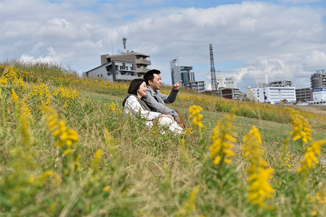 ご家族の大切な思い出が残る街で語らう、S様ご夫婦。