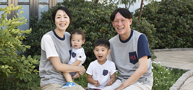 尼崎市K様ファミリー 二世帯住宅でご主人のご両親と同居中。4才と1才の息子さんとご夫婦、そしてご両親の6人家族。
