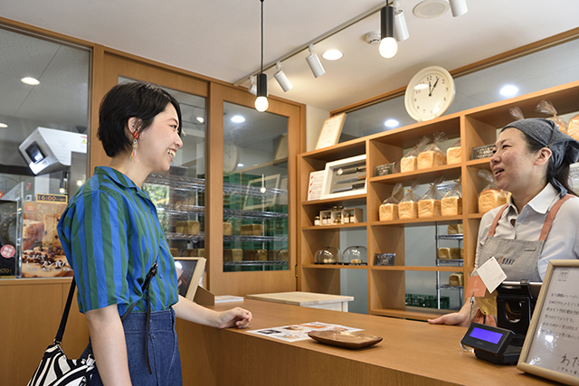 休日に街巡りを楽しむK様。行きつけのお店が増えてきているのだそう。