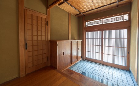 上がり框とは？“ある・ない”それぞれのメリット、高さの目安やおしゃれな施工事例を紹介