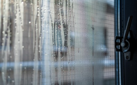 結露を発生させないためには？手軽にできる結露対策と発生しやすい特徴を解説