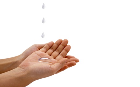 雨漏りしたら？自分でできる応急処置と注意点・修繕会社への依頼方法を解説