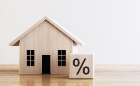 住宅ローンの変動金利と固定金利の違いは？それぞれの特徴を知って自分に合った金利タイプを選ぼう