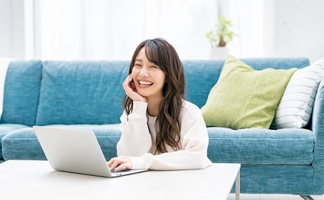 女性の一人暮らしで必須の設備は？部屋探しのポイントと注意点を解説