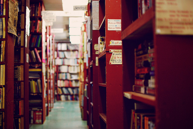 うちの町も「本屋ゼロ」...消える書店、7年後には1999年の半分以下に？