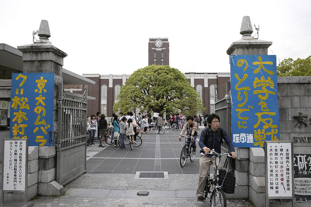 京大の「伝統」コスプレ卒業式は、いつ始まったのか？